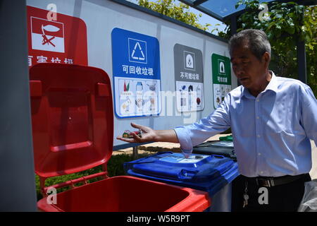 Un bénévole chinois introduit le tri des déchets à un villageois de village Dongchu, Rongcheng City, Shandong province de Chine orientale, le 4 juin 2019. Divers Banque D'Images