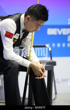 Ding Junhui de Chine a réagit comme il fait concurrence à l'encontre de l'Autriche dans le groupe un match pendant la Coupe du monde de snooker 2019 Beverly à Wuxi city, est de la Chine. Banque D'Images