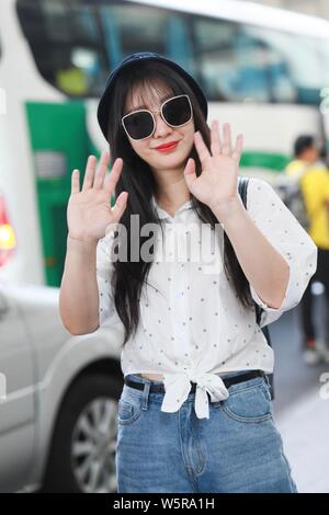 L'actrice chinoise Liu Ada ou Liu Yan arrive à l'Aéroport International de Shanghai Hongqiao avant le départ à Shanghai, Chine, 11 juin 2019. Banque D'Images