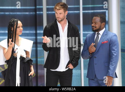 (De gauche) actrice et chanteuse américaine, Tessa Thompson, l'acteur australien Chris Hemsworth, et réalisateur américain F. Gary Gray assister à l'avant-première Banque D'Images