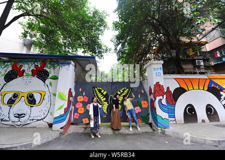 Des peintures murales colorées disposent d''pandas géants dans une ruelle dans la ville de Chengdu, dans le sud-ouest de la province chinoise du Sichuan, le 10 juin 2019. Banque D'Images