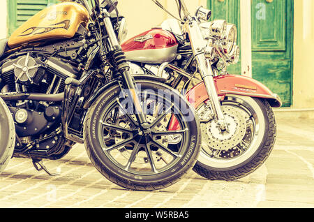 Marsaxlokk, Malte ; avril 14,2019 : deux motocyclettes Harley Davidson debout dans la rue de la vieille ville Banque D'Images