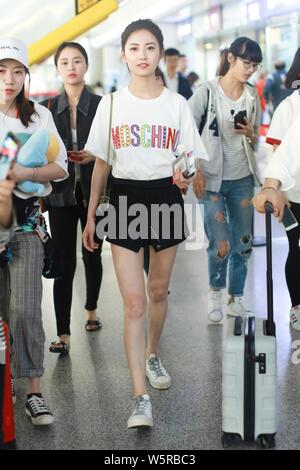 L'actrice chinoise Chen Chen ou Yukee Yuqi arrive à l'aéroport international Beijing Capital avant le départ à Beijing, Chine, 30 mai 2019. T-shir Banque D'Images