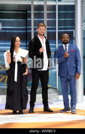 (De gauche) actrice et chanteuse américaine, Tessa Thompson, l'acteur australien Chris Hemsworth, et réalisateur américain F. Gary Gray assister à l'avant-première Banque D'Images