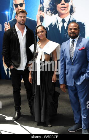 (De gauche) l'acteur australien Chris Hemsworth, actrice et chanteuse américaine, Tessa Thompson, et le réalisateur F. Gary Gray assister à la première de l'événement Banque D'Images
