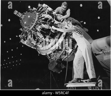 L'homme et des femmes dans la production d'un avion militaire vitale à la grande usine de Douglas à Long Beach, Californie Banque D'Images