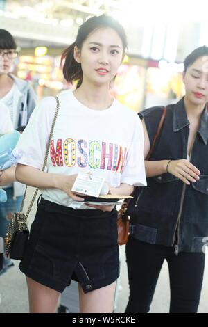 L'actrice chinoise Chen Chen ou Yukee Yuqi arrive à l'aéroport international Beijing Capital avant le départ à Beijing, Chine, 30 mai 2019. T-shir Banque D'Images