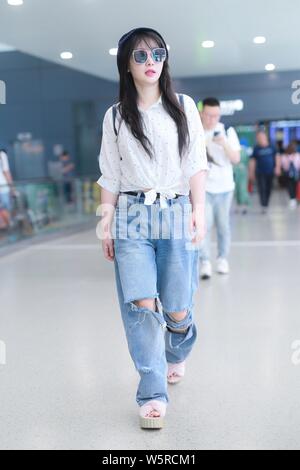 L'actrice chinoise Liu Ada ou Liu Yan arrive à l'Aéroport International de Shanghai Hongqiao avant le départ à Shanghai, Chine, 11 juin 2019. Banque D'Images