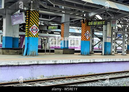 La gare de Ram Mandir Mumbai Maharashtra Inde Asie Banque D'Images