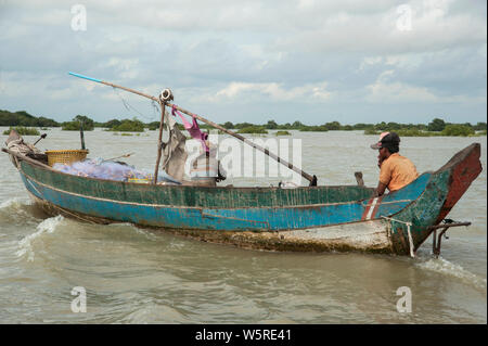 Cambodge : bateau de pêche sur le lac de Tonle Sap Banque D'Images