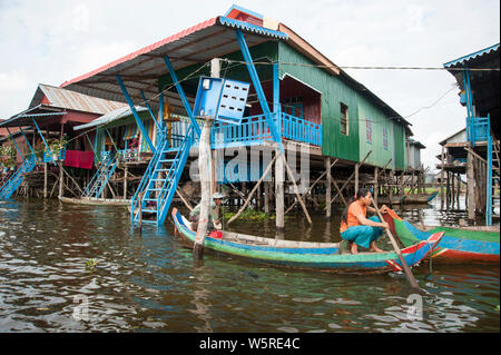 Cambodge : village avec des maisons sur pilotis sur le lac Tonle Sap Banque D'Images