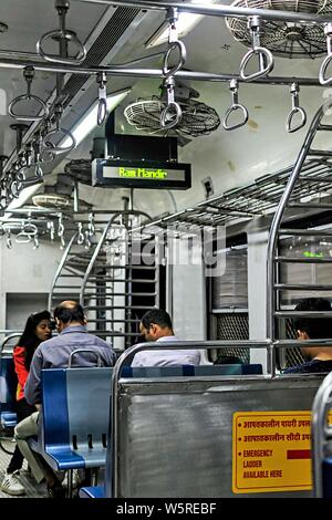 Dans l'indicateur de la gare de train Ram Mandir Mumbai Maharashtra Inde Asie Banque D'Images