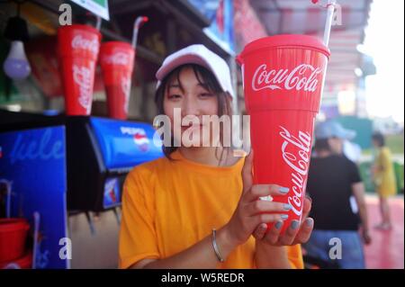 30 juillet 2019, Qingdao, Shandong, Chine : un travailleur vend grand cola. Crédit : SIPA Asie/ZUMA/Alamy Fil Live News Banque D'Images