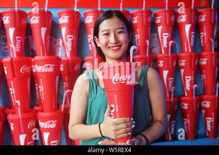 30 juillet 2019, Qingdao, Shandong, Chine : un travailleur vend grand cola. Crédit : SIPA Asie/ZUMA/Alamy Fil Live News Banque D'Images