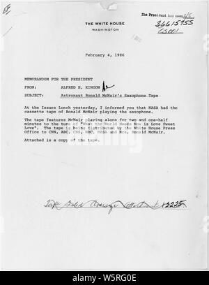 Note d'Alfred H. Kingon à Ronald Reagan, Ronald McNair ; Portée et contenu : Transmission Note du secrétaire de cabinet, jointe à une copie d'un enregistrement cassette par Ronald McNair, un des astronautes tués dans l'accident de la navette spatiale Challenger. Notes générales : l'audiocasette, qui contient des enregistrements de McNair jouant du saxophone, a été transférée à la Reagan Library collection audiovisuelle. Banque D'Images