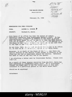 Note d'Alfred H. Kingon à Fred Fielding, re Richard H. Davis ; Portée et contenu : Note du secrétaire du Cabinet de l'avocat de la Maison Blanche, au sujet des allégations qu'un membre du personnel de la Maison Blanche avait un rôle dans le calendrier de lancement de la navette spatiale Challenger. Banque D'Images