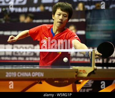 Lin Gaoyuan de Chine renvoie un shot de Dimitrij Ovtcharov de l'Allemagne dans le deuxième tour de masculin au cours de la Seamaster 2019 mondial de l'ITTF T Banque D'Images