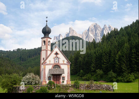 21.06.2019, St. Magdalena, Villnoess, Trentino-Alto, Tyrol du Sud, Italie, Europe - Saintes à l'église dans le Parc Naturel de la vallée Villnoess. Banque D'Images