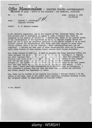 Mémoire au fichier à partir de Kenneth C. Robertson, Procureur régional, San Francisco, re. R.T. Englund Company. ; la portée et contenu : Ce document est lié à la programme Bracero, un programme de travail parrainé par le gouvernement fédéral au cours des années 1950-début des années 1960, selon lequel les travailleurs migrants migratoires/du Mexique ont été fournis pour les saisonniers agricoles, principalement l'emploi, souvent dans les exploitations des producteurs Californa. Le document donne un aperçu des hispanique/latino/de l'immigration et du travail mexicain de l'histoire, y compris les controverses qui ont surgi au cours du mouvement ouvrier de la ferme des années après. Banque D'Images