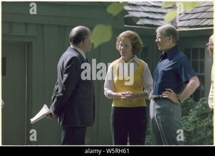 Menahem Begin avec Rosalynn Carter et Jimmy Carter à Camp David. Banque D'Images