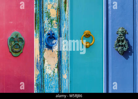 Texture de collage une vieille porte en bois en bois avec poignées en métal sous la forme d'un dauphin sur l'île de Malte Banque D'Images