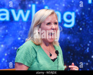 La romancière anglaise Lucy Hawking, fille de feu le physicien théorique Stephen Hawking et écrivain Jane Wilde, Hawking parle lors d'un des e Banque D'Images