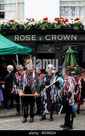 Jerkum prune Border Morris Dancers se tient en dehors de la Rose and Crown pub à Warwick Folk Festival, Warwick, Royaume-Uni Banque D'Images