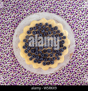 Gâteau au fromage fait maison décorée avec plus de bleuets sur tissu. Vue d'en haut Banque D'Images