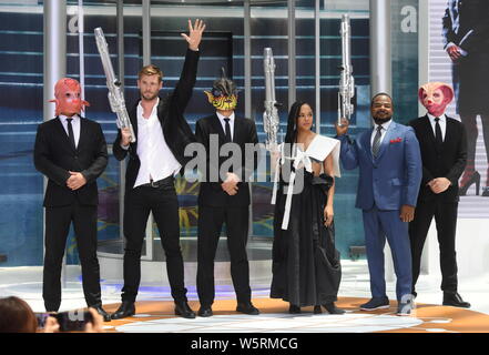 (De gauche) l'acteur australien Chris Hemsworth, actrice et chanteuse américaine, Tessa Thompson, et le réalisateur F. Gary Gray assister à la première de l'événement Banque D'Images