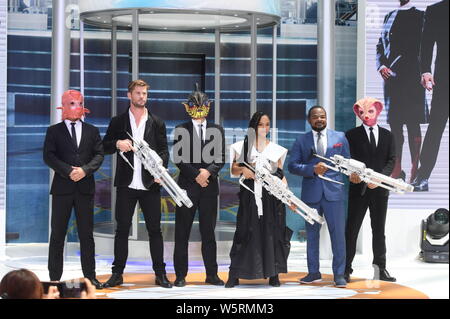 (De gauche) l'acteur australien Chris Hemsworth, actrice et chanteuse américaine, Tessa Thompson, et le réalisateur F. Gary Gray assister à la première de l'événement Banque D'Images