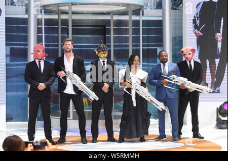 (De gauche) l'acteur australien Chris Hemsworth, actrice et chanteuse américaine, Tessa Thompson, et le réalisateur F. Gary Gray assister à la première de l'événement Banque D'Images