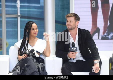 Actrice et chanteuse américaine, Tessa Thompson, à gauche, et l'acteur australien Chris Hemsworth assister à la première manifestation pour nouveau film "Les hommes en noir : Internat Banque D'Images