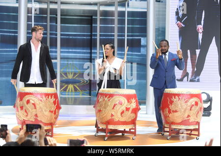 (De gauche) l'acteur australien Chris Hemsworth, actrice et chanteuse américaine, Tessa Thompson, et le réalisateur F. Gary Gray assister à la première de l'événement Banque D'Images