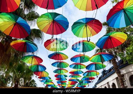 Des parasols multicolores suspendues au-dessus de la rue Turquie Alanya Banque D'Images