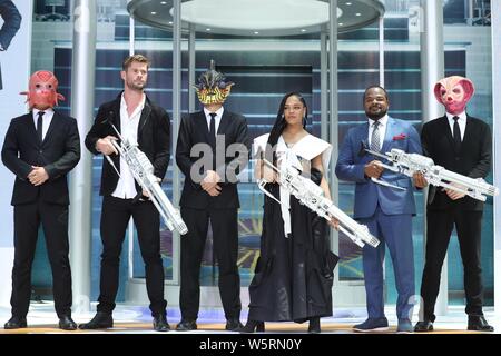 (De gauche) l'acteur australien Chris Hemsworth, actrice et chanteuse américaine, Tessa Thompson, et le réalisateur F. Gary Gray assister à la première de l'événement Banque D'Images