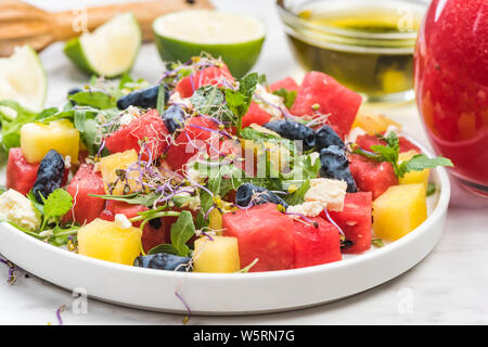 Servir Frais d'été à la menthe fraîche salade de melon et le jus de lime. Banque D'Images