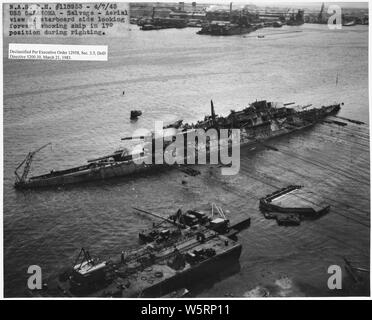 NASPH # 118953- 4-7-43 USS Alabama- ; Salvage- vue aérienne de tribord à l'avant du navire montrant dans 17 degrés au cours de redressement automatique ; la portée et contenu : c'est l'un d'une collection de photographies d'opérations de récupération à Pearl Harbor Naval Shipyard pris par les chantiers durant la période suivant l'attaque japonaise sur Pearl Harbor qui a initié la participation américaine à la seconde guerre mondiale. Les photographies sont trouvés dans un certain nombre de fichiers dans plusieurs séries de documents de chantier naval. Banque D'Images