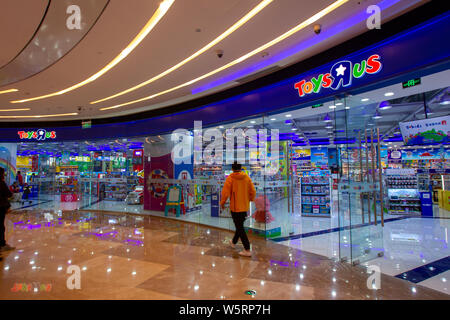 --FILE--Vue d'un magasin de Toys R Us à Shanghai, Chine, 22 mars 2019. Toys R Us, un jouet, la marque prévoit de doubler ses magasins je Banque D'Images