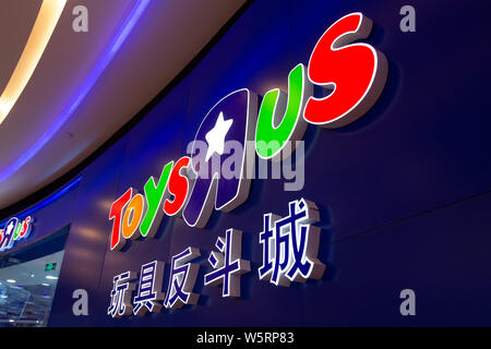 --FILE--Vue d'un magasin de Toys R Us à Shanghai, Chine, 22 mars 2019. Toys R Us, un jouet, la marque prévoit de doubler ses magasins je Banque D'Images