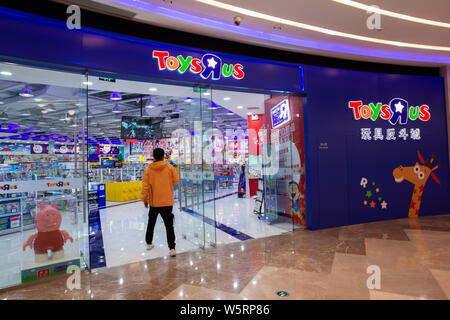 --FILE--Vue d'un magasin de Toys R Us à Shanghai, Chine, 22 mars 2019. Toys R Us, un jouet, la marque prévoit de doubler ses magasins je Banque D'Images