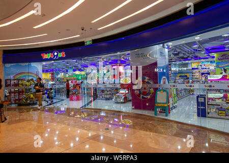 --FILE--Vue d'un magasin de Toys R Us à Shanghai, Chine, 22 mars 2019. Toys R Us, un jouet, la marque prévoit de doubler ses magasins je Banque D'Images