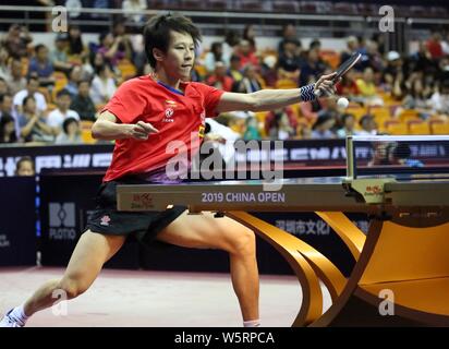 Lin Gaoyuan de Chine renvoie un shot de Dimitrij Ovtcharov de l'Allemagne dans le deuxième tour de masculin au cours de la Seamaster 2019 mondial de l'ITTF T Banque D'Images