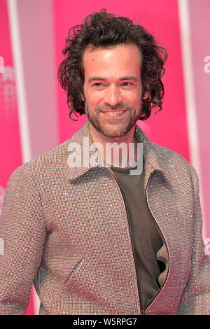 Romain Duris assistant à la cérémonie d'ouverture de la 2e Canneseries, la série internationale Festival de Cannes, au Palais des Festivals sur Avril Banque D'Images