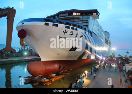 L'Asie la plus grande-fonction ro-ro (roll-on roll-off) croisière navire 'Zhong Hua Fu Xing' est amarré au Nangang Bay, dans la ville de Rongcheng, Weihai cit Banque D'Images