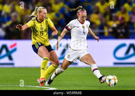 Becky Sauerbrunn, droite, de United States women's national soccer team passe le ballon contre Stina Blackstenius de Suède de football féminin Banque D'Images