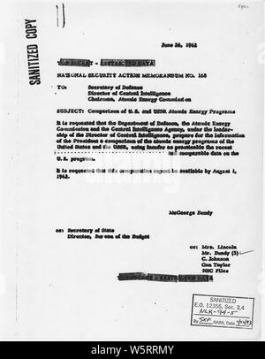 Action de sécurité nationale Note n° 168 Comparaison des États-Unis et l'URSS de l'énergie atomique ; la portée et contenu : Note pour le secrétaire de la Défense, directeur, Central Intelligence Agency, président, Commission de l'énergie atomique à la recherche d'une comparaison entre les États-Unis et l'URSS de l'énergie atomique de programmes. Banque D'Images