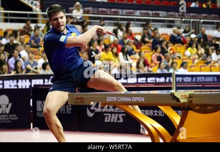 Dimitrij Ovtcharov de l'Allemagne renvoie un shot de Lin Gaoyuan de Chine dans le deuxième tour de masculin au cours de la Seamaster 2019 mondial de l'ITTF T Banque D'Images