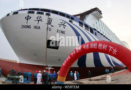 L'Asie la plus grande-fonction ro-ro (roll-on roll-off) croisière navire 'Zhong Hua Fu Xing' est amarré au Nangang Bay, dans la ville de Rongcheng, Weihai cit Banque D'Images