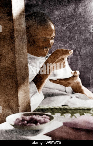 Mahatma Gandhi pendant la maladie à l'hôpital de Sassoon Poona Maharashtra Inde Asie Mars 1924 Banque D'Images