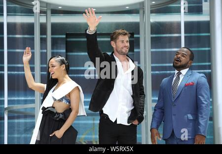 (De gauche) actrice et chanteuse américaine, Tessa Thompson, l'acteur australien Chris Hemsworth, et réalisateur américain F. Gary Gray assister à l'avant-première Banque D'Images